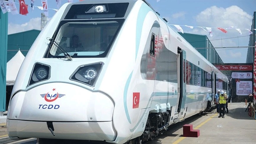 Milli elektrikli tren ilk yolculu seferini gerçekleştirdi