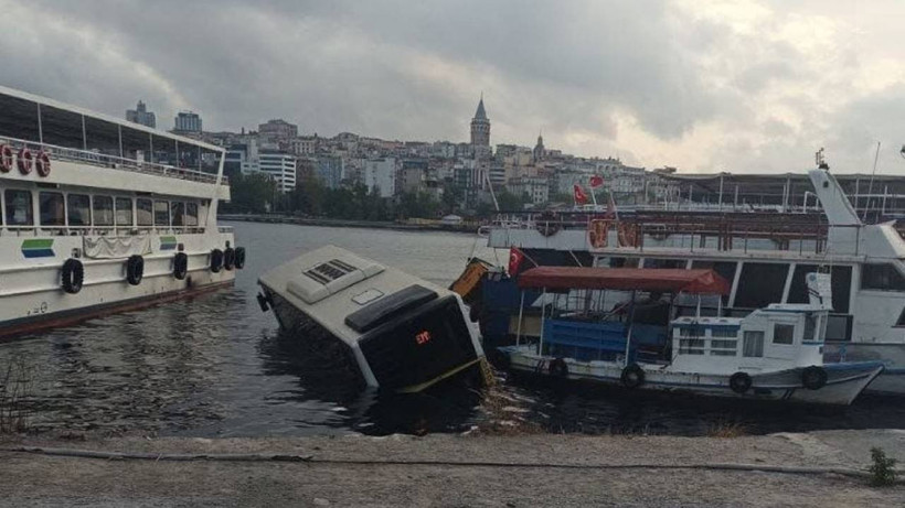 İETT otobüsü Eminönü'nde denize düştü