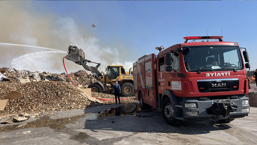 Kahramanmaraş'ta geri dönüşüm fabrikasında yangın çıktı