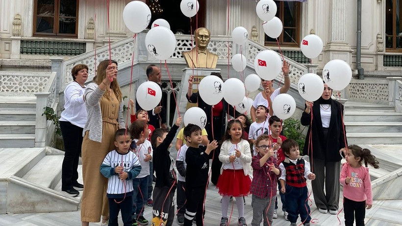 100 bin anaokulu öğrencisi, Cumhuriyet’in 100. yılında barışı simgeleyen beyaz balonlar uçurdu