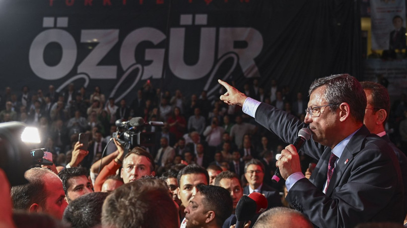 CHP Genel Başkanı Özel'in 'balkon konuşması': Seferberlik ilan ediyorum