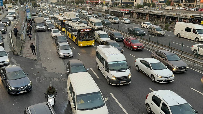 İstanbul'da ara tatilin ardından okulların açılmasıyla trafik yoğunluğu oluştu