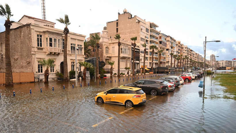 İzmir'de deniz 1 metre yükseldi, Karşıyaka ve Konak sokakları suya gömüldü