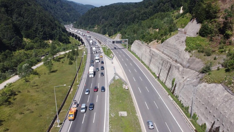 Anadolu Otoyolu'nun Düzce kesimi İstanbul yönünün bir bölümü ulaşıma kapatıldı