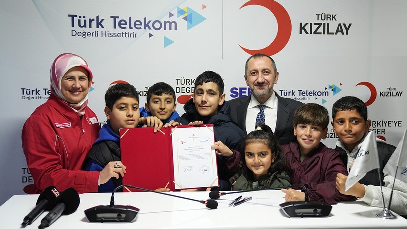 Depremzede öğrencilere eğitim ve teknoloji desteği