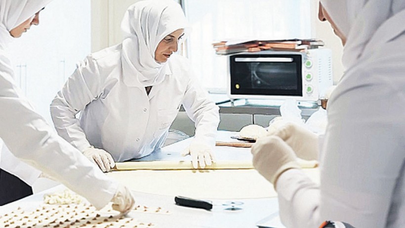 Sohbet için bir araya gelen kadınlar kooperatif kurdu