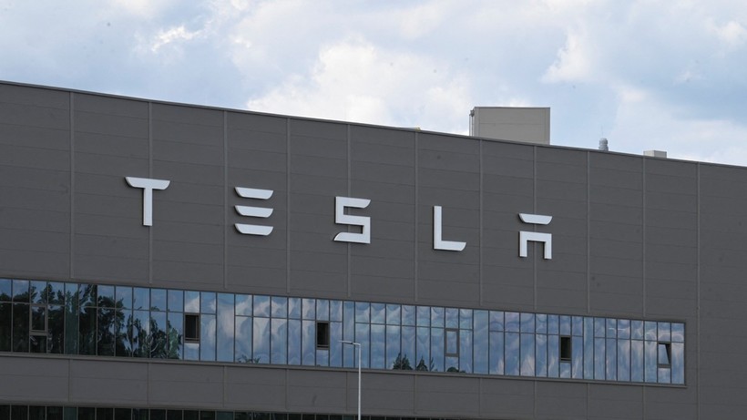 Tesla, 400 kişiyi işten çıkaracak