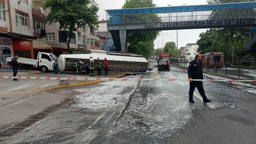 D-130 karayolunda akaryakıt yüklü tanker devrildi: Çift yönlü ulaşıma kapandı, binalar boşaltıldı