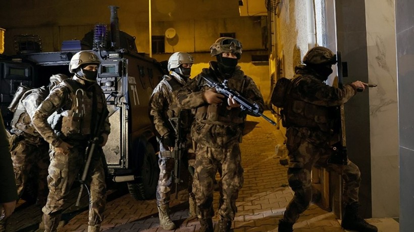 Ali Yerlikaya peş peşe duyurdu: 2 suç örgütü çökertildi, çok sayıda şüpheli gözaltında