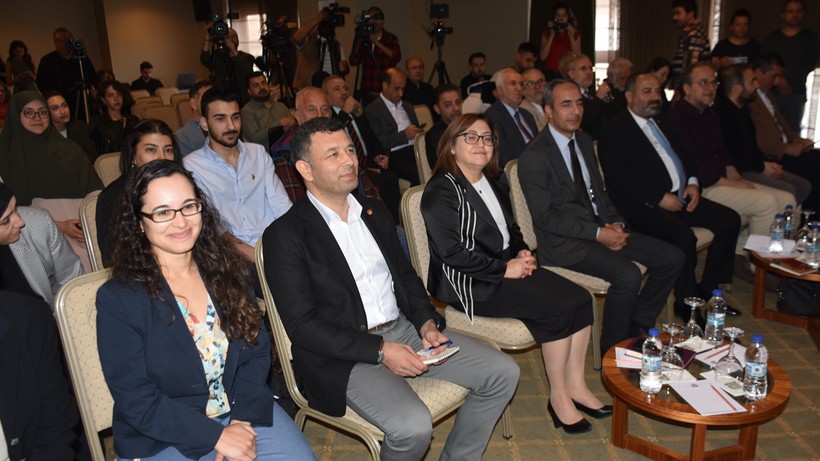 Deprem bölgesindeki gazetecilerin sorunları tartışıldı