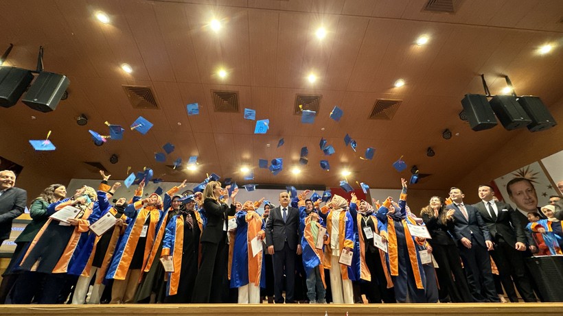 'Anne Üniversitesi' yeni mezunlarını verdi