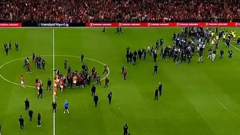 Galatasaray - Fenerbahçe derbisinin son düdüğüyle ortalık karıştı