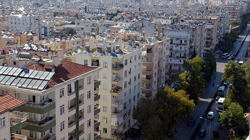 Küçük çocukları apartmanına çağırıp üzerlerine benzin döktü, yakınları gelince intihara kalkıştı!