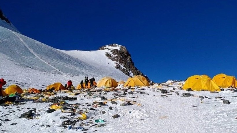 Everest'te temizlik: 11 ton çöp ve 4 ceset çıkarıldı