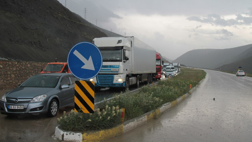 Erzincan-Sivas karayolunda heyelan: Ulaşım kapandı
