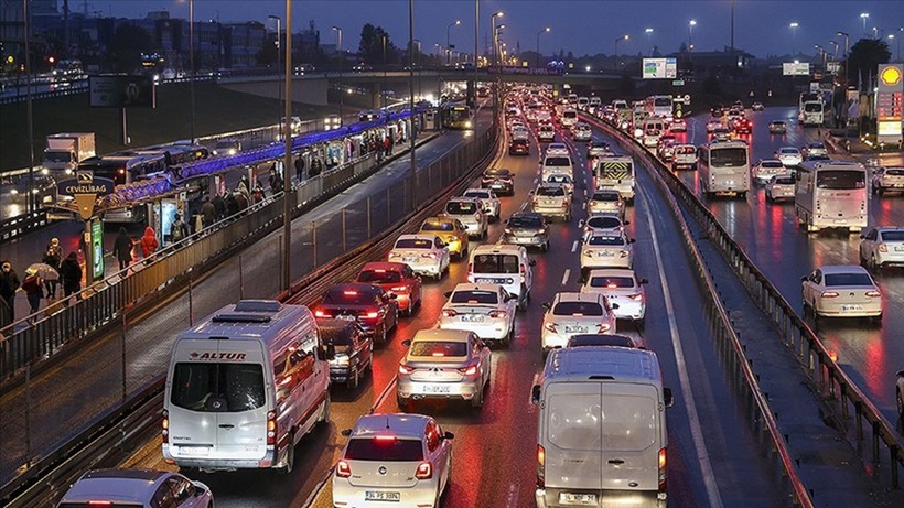 İstanbul'da sabah saatlerinde trafik yoğunluğu yaşanıyor