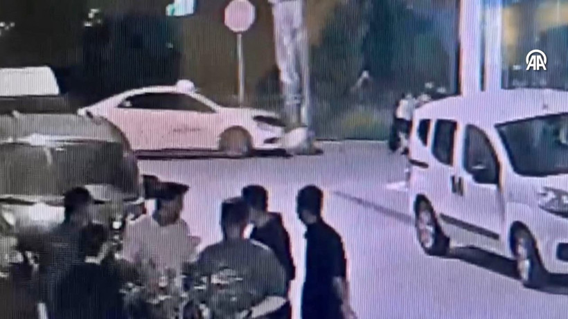 Taksici el frenini çekmeyi unuttu, aracın altında kaldı