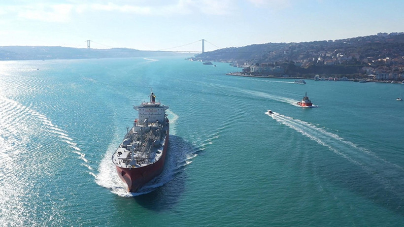 İstanbul Boğazı'nda gemi trafiği çift yönlü askıya alındı