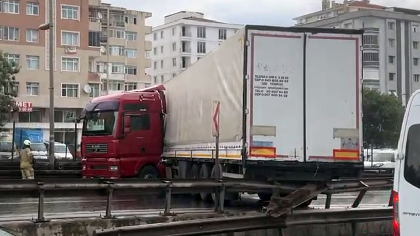 Avcılar'da tır kazası trafiği kilitledi