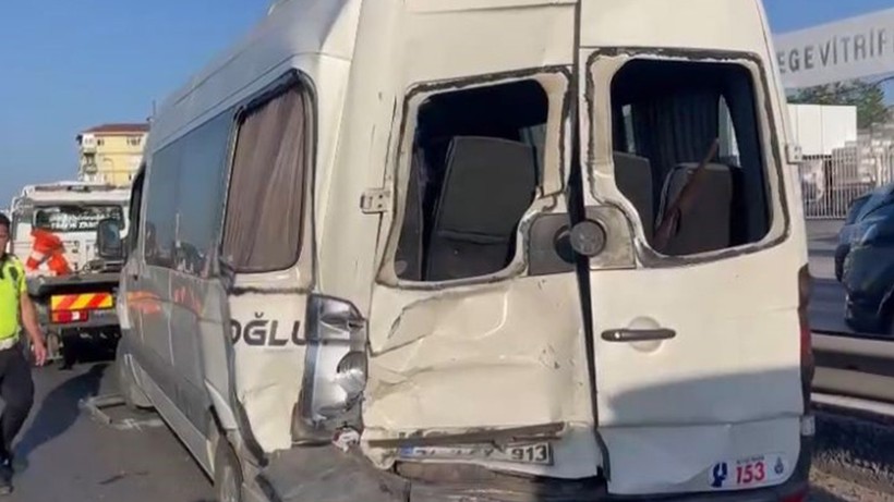 Küçükçekmece E-5 Karayolu’nda 3 servis aracı, 1 su tankerinin karıştığı zincirleme kaza: 13 yaralı