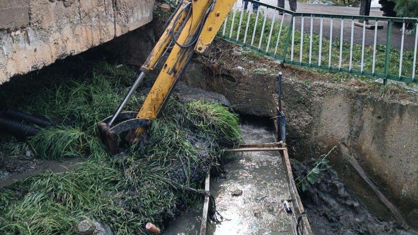 Bayburt'ta şiddetli sağanak köy yollarına zarar verdi