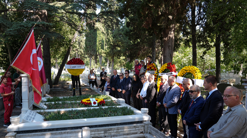 'Taçsız Kral' Metin Oktay kabri başında anıldı