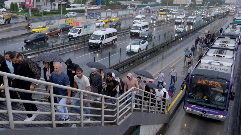İstanbul'da haftanın ilk iş günü yağışın da etkisiyle trafik yoğunluğu arttı