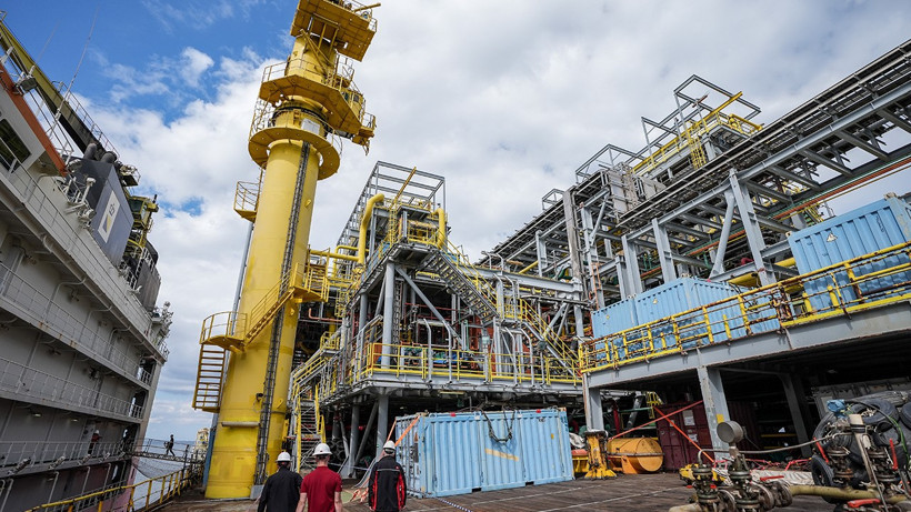 Bakan Bayraktar, Çanakkale'de Türkiye'nin ilk yüzer doğal gaz üretim platformunu karşıladı