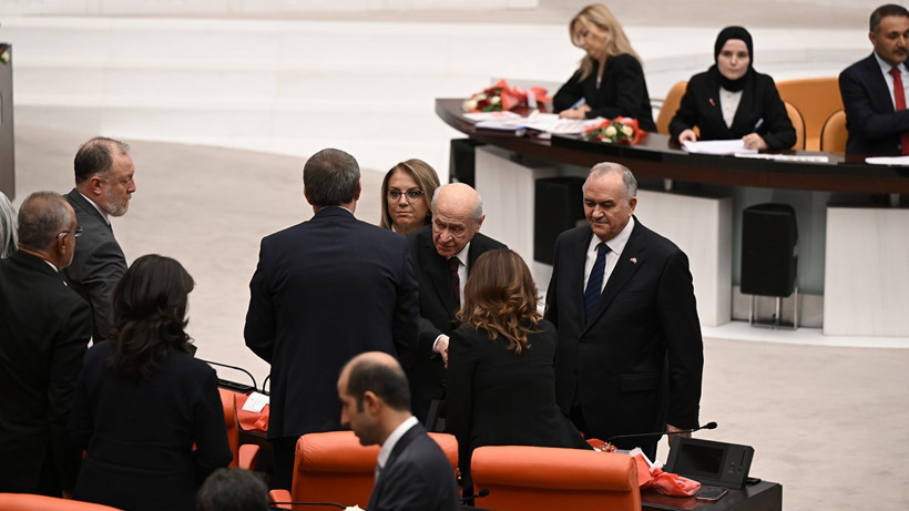 Bahçeli'den şaşırtan hamle! Meclis'te DEM Parti vekilleriyle tokalaştı