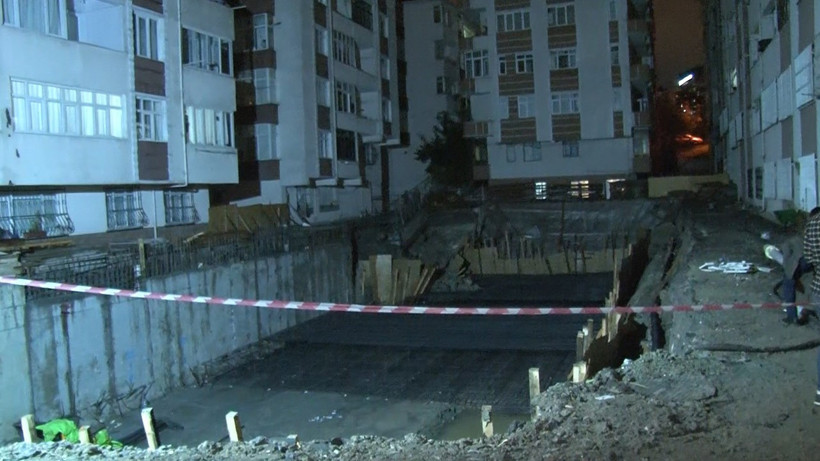 Küçükçekmece’de toprak kayması: Bir bina tahliye edildi