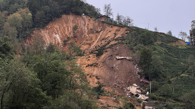 Rize'de 2 ev heyelanda toprağa gömüldü