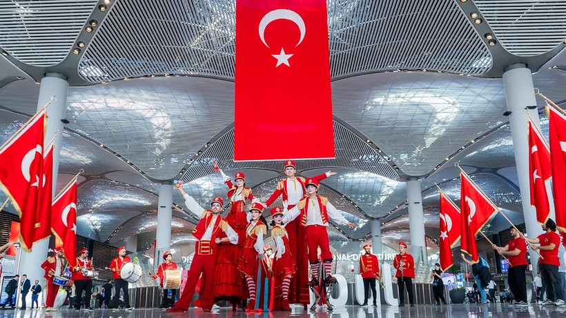 İGA İstanbul Havalimanı misafirlerini ‘Cumhuriyet coşkusu’na ortak ediyor