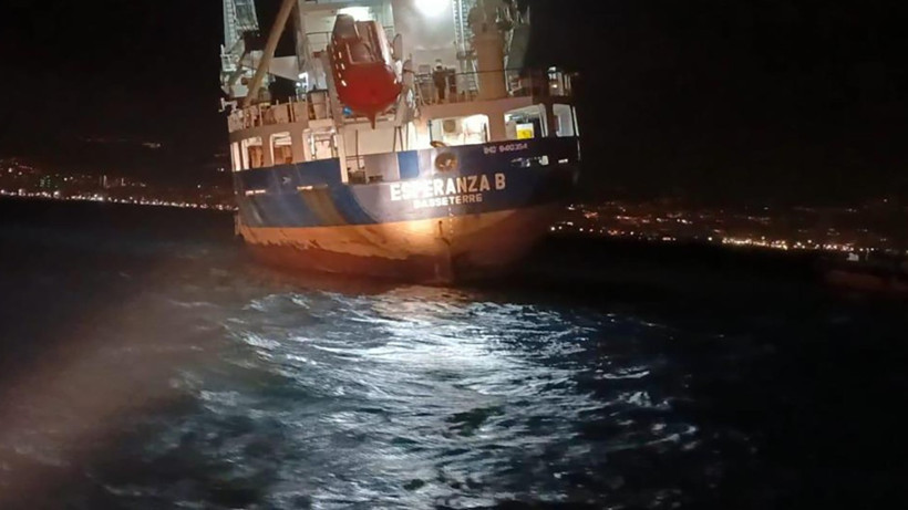 Son dakika: Mersin'de yan yatan geminin mürettebatı kurtarıldı