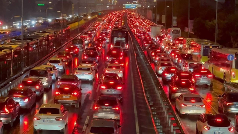 İstanbul'da trafik yoğunluğunu düşürecek adım! Ücretli tarife geliyor