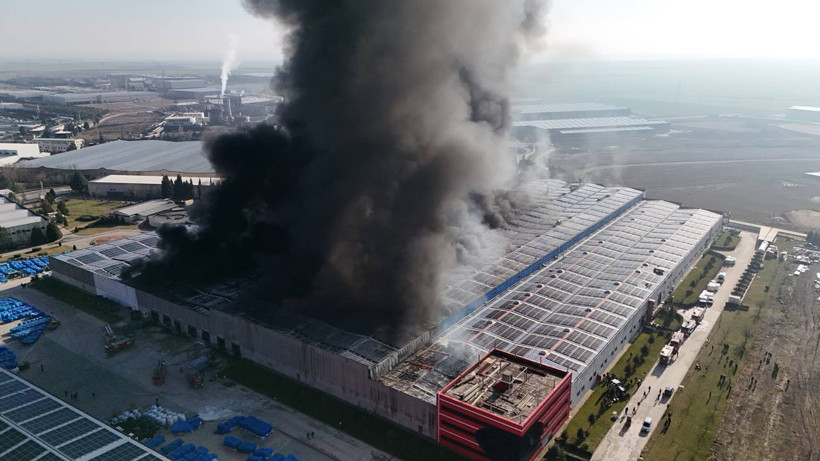 Oyuncak fabrikası 21 saat yandı! Üç bölüm küle döndü