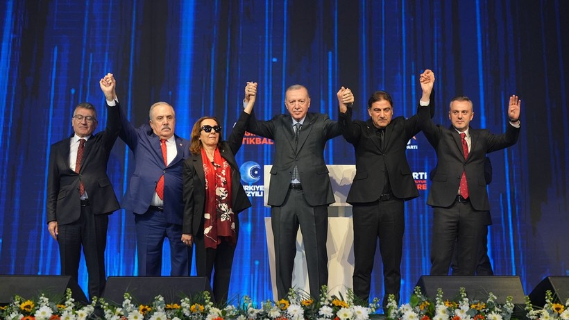 Gelecek ve İyi Parti'den istifa eden 3 milletvekili AK Parti'ye katıldı