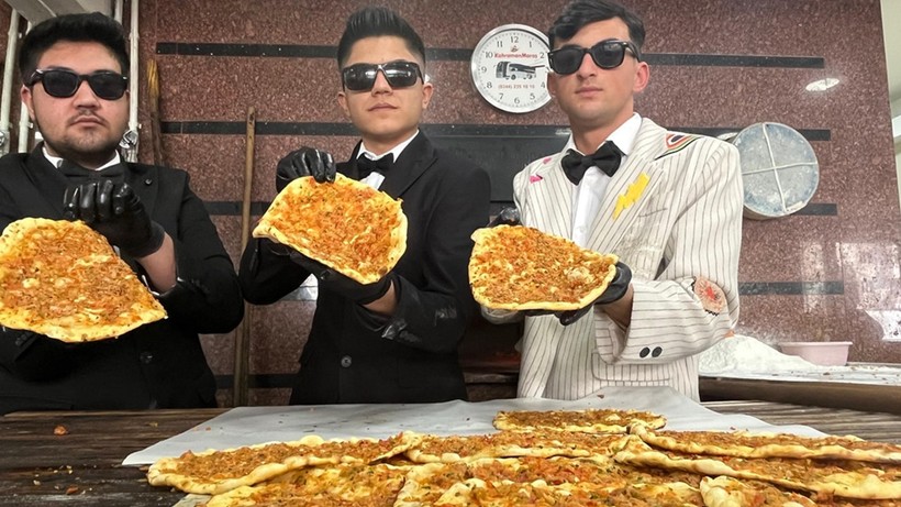 Görevimiz lahmacun! Takım elbiseli fırıncılar müşterini şaşırtıyor
