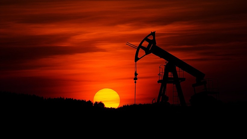Petrolde karışık seyir! Dolar zayıfladı, stoklar ve tarifeler endişe yaratıyor