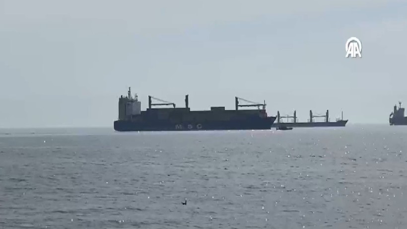 İstanbul'da kargo gemisi karaya oturdu!