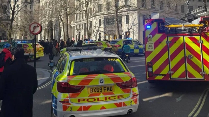 Son dakika: Londra'da bir minibüs kalabalığın arasına daldı!