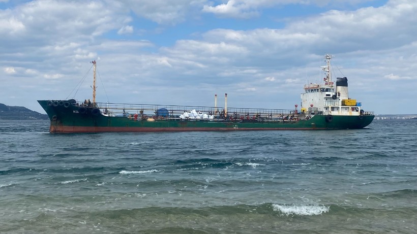 Çanakkale Boğazı'nda karaya oturan tanker kurtarıldı