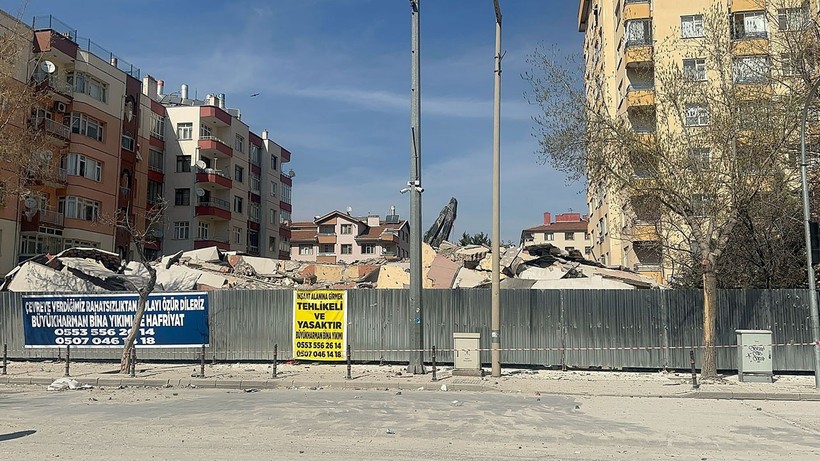 Konya'da 6 katlı bina çöktü