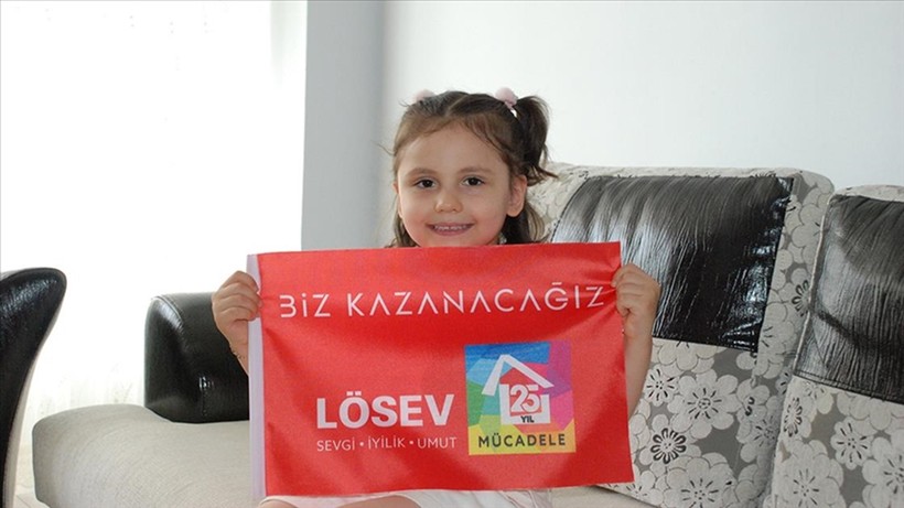 LÖSEV hasta ailelerine yardım çeki dağıtmaya devam ediyor