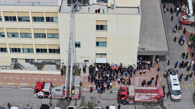 Akdeniz Üniversitesi Hastanesi'nde yangın! Hastalar dışarı taşınıyor