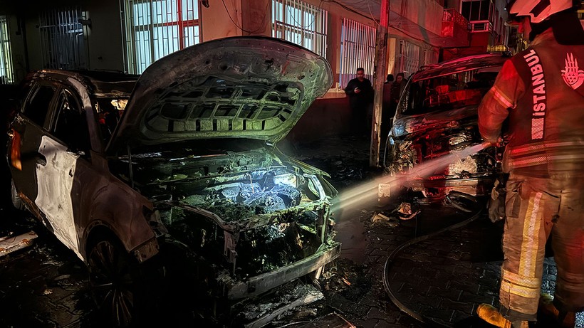 İstanbul Bahçelievler'de yanan 6 araç kullanılamaz hale geldi