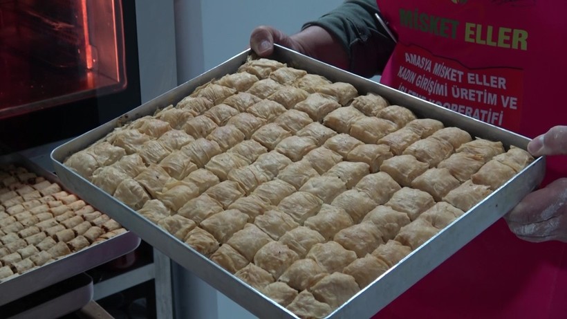 Tarih iki asra dayanan küllü tatlı bu bayram da usta ellerde hayat buldu