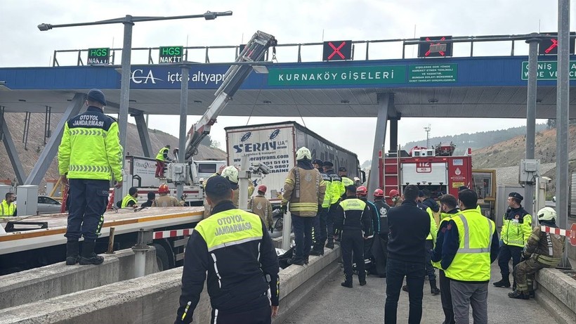 Pendik'te otomobil tırın altına girdi: 4 ölü