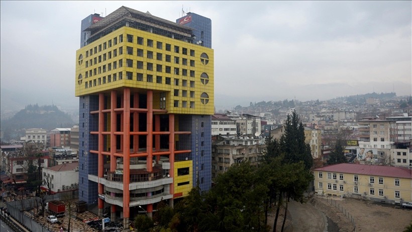 Kahramanmaraş'taki 'Dünyanın en saçma binası'nın yerine iş hanı yapılıyor