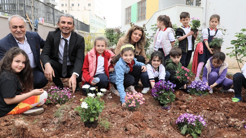 'Yeşil Okullar ve Doğanın Genç Savunucuları Projesi' ile minik eller toprağa hayat verdi
