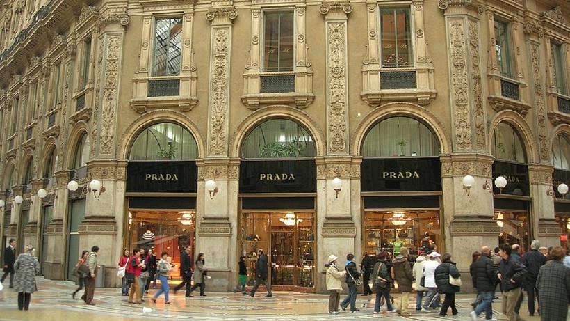 En büyük rakiplerindendi! Prada, Versace'yi satın alıyor